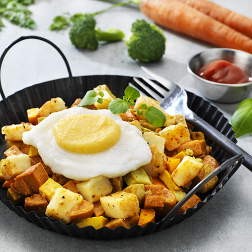 Biksemad med pølse og falafel